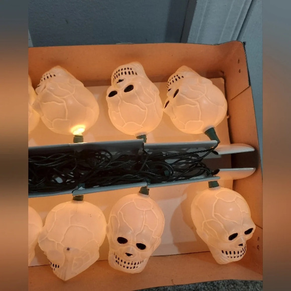 CVS Halloween Screamers Halloween String of Skulls Blow Mold 10 Lights - Picture 9 of 9